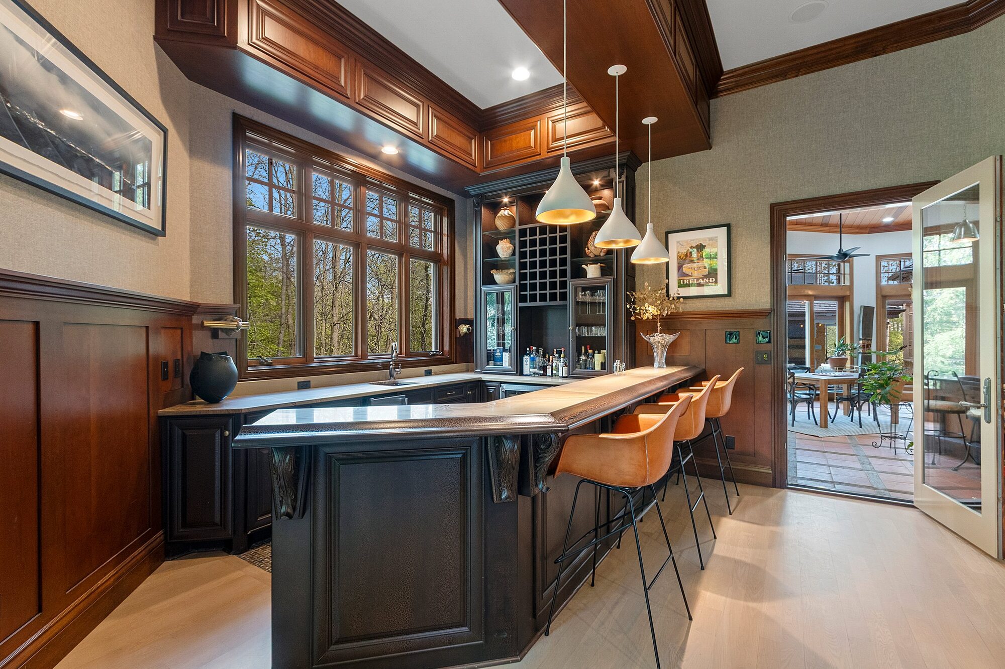 Wet bar with wine storage
